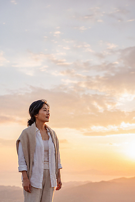 JPG 편집이미지 여자 중년 생각 자연 하늘 산 풍경 고요 일몰 저녁 의료성형뷰티 편집실사 AI인물포토 AI콘텐츠 사람 성인 노을 밤 야간 CG 생태계 파일형식 AI포토 자연요소