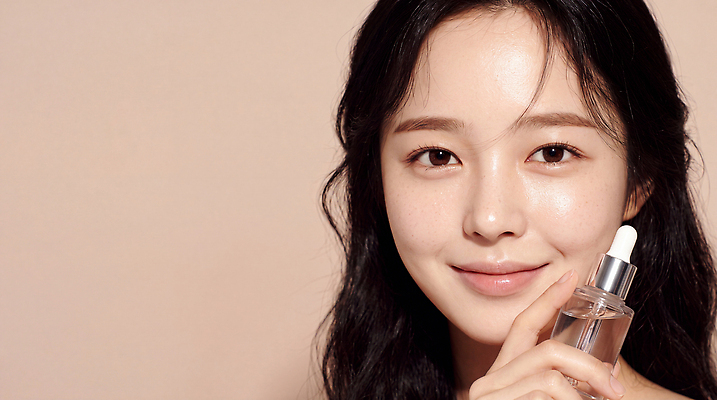 JPG 모델 편집이미지 손 여자 얼굴 미소 뷰티 화장품 상품 피부관리 부드러움 스킨케어 의료성형뷰티 편집실사 AI인물포토 AI콘텐츠 표정 사람 신체부위 감각 CG 파일형식 AI포토