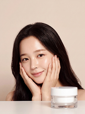 JPG 편집이미지 여자 행복 얼굴 실내 건강 관리 뷰티 화장품 상품 피부 크림 스킨케어 의료성형뷰티 편집실사 AI인물포토 AI콘텐츠 감정 사람 내부 신체부위 CG 파일형식 AI포토