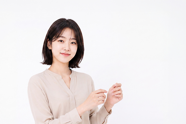JPG 편집이미지 손 여자 포즈 비즈니스 스튜디오 조명 실내 표정 밝음 미소 의료성형뷰티 스타일 편집실사 AI인물포토 AI콘텐츠 사람 내부 신체부위 CG 파일형식 AI포토