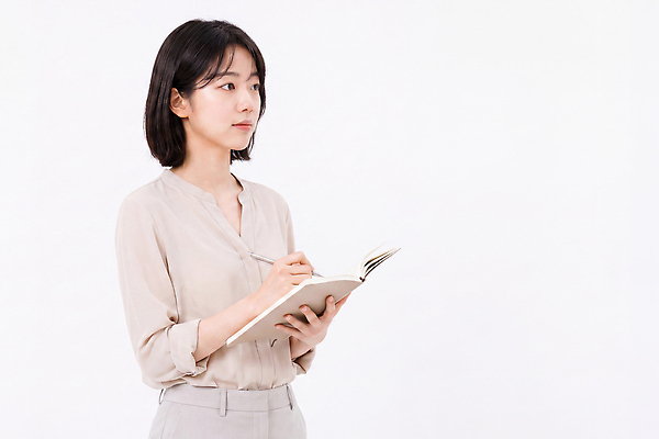JPG 편집이미지 직업 여자 생각 비즈니스 필기구 공책 정보 관찰 기록 뉴스 의료성형뷰티 편집실사 AI인물포토 AI콘텐츠 모션 문구용품 사람 CG 파일형식 AI포토 오브젝트