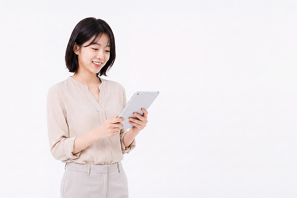 JPG 편집이미지 여자 행복 비즈니스 기술 미소 일상 전자제품 태블릿 사무실 정보 작업 소통 의료성형뷰티 편집실사 AI인물포토 AI콘텐츠 감정 컨셉 표정 사람 라이프 스마트기기 CG 파일형식 AI포토 생활