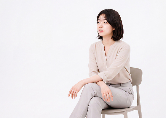 JPG 모델 편집이미지 손 응시 옷 여자 패션 포즈 백그라운드 의자 비즈니스 사람 앉기 의료성형뷰티 스타일 편집실사 AI인물포토 AI콘텐츠 시선 가구 모션 신체부위 CG 파일형식 AI포토 생활용품 오브젝트