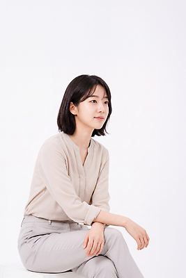 JPG 편집이미지 응시 여자 포즈 비즈니스 실내 표정 다리 흰배경 조용 팔 의료성형뷰티 편집실사 AI인물포토 AI콘텐츠 시선 사람 내부 신체부위 흰색 CG 파일형식 AI포토 컬러