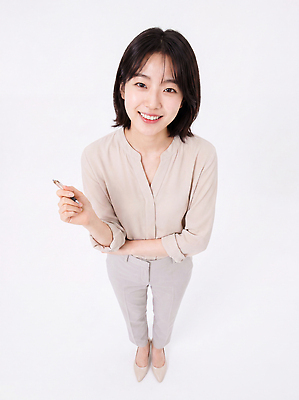 JPG 편집이미지 옷 여자 비즈니스 직장 서기 미소 사무실 펜 전문직 소통 단정 의료성형뷰티 편집실사 AI인물포토 AI콘텐츠 직업 컨셉 회사 모션 표정 사람 필기구 CG 파일형식 AI포토 문구용품 오브젝트