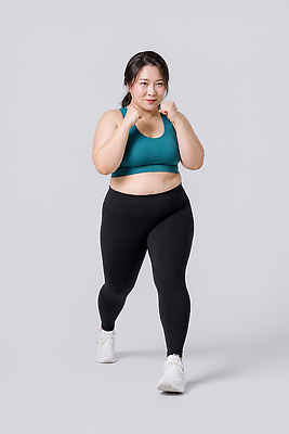 JPG 편집이미지 여자 스포츠 포즈 운동화 실내 건강 사람 운동복 운동 걷기 헬스 주먹 의료성형뷰티 편집실사 AI인물포토 AI콘텐츠 옷 신발 모션 내부 CG 파일형식 AI포토