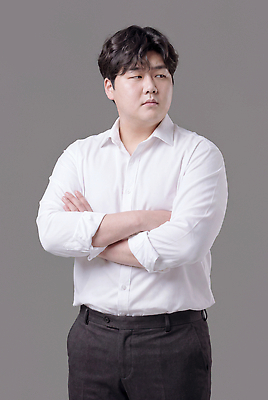 JPG 편집이미지 남자 포즈 셔츠 스튜디오 서기 사람 팔짱 회색 비즈니스맨 집중 긴장 정장바지 의료성형뷰티 스타일 편집실사 AI인물포토 AI콘텐츠 감정 컬러 컨셉 상의 비즈니스 바지 모션 직장인 CG 파일형식 AI포토 직업 옷 하의