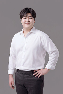 JPG 편집이미지 남자 포즈 셔츠 스튜디오 서기 미소 웃음 회색 비즈니스맨 정장바지 의료성형뷰티 스타일 편집실사 AI인물포토 AI콘텐츠 컬러 상의 비즈니스 바지 모션 표정 사람 직장인 CG 파일형식 AI포토 직업 옷 하의