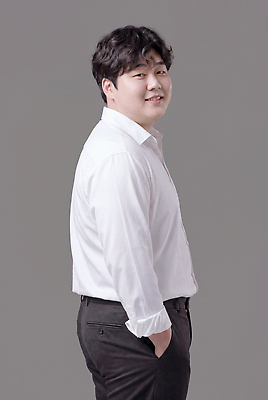 JPG 편집이미지 남자 포즈 셔츠 스튜디오 웃음 사람 회색 비즈니스맨 정장바지 의료성형뷰티 편집실사 AI인물포토 AI콘텐츠 컬러 상의 비즈니스 바지 표정 직장인 CG 파일형식 AI포토 직업 옷 하의