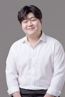JPG 편집이미지 남자 셔츠 스튜디오 미소 사람 회색 흰색 비즈니스맨 정장바지 의료성형뷰티 편집실사 AI인물포토 AI콘텐츠 컬러 상의 비즈니스 바지 표정 직장인 CG 파일형식 AI포토 직업 옷 하의