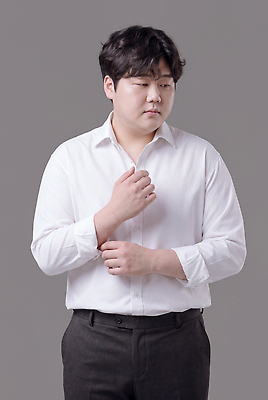 JPG 모델 편집이미지 패션 남자 포즈 셔츠 스튜디오 회색 비즈니스맨 정장바지 의료성형뷰티 편집실사 AI인물포토 AI콘텐츠 컬러 상의 비즈니스 바지 사람 직장인 CG 파일형식 AI포토 직업 옷 하의