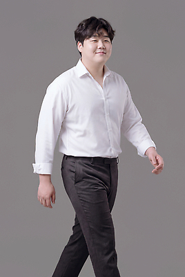 JPG 모델 편집이미지 패션 남자 셔츠 스튜디오 사람 걷기 회색 비즈니스맨 정장바지 의료성형뷰티 스타일 Posture 편집실사 AI인물포토 AI콘텐츠 컬러 상의 비즈니스 바지 모션 직장인 CG 파일형식 AI포토 직업 옷 하의