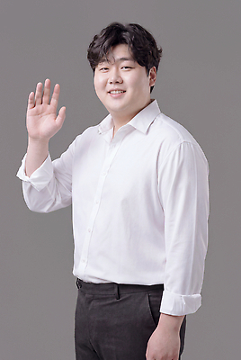 JPG 편집이미지 손 남자 포즈 셔츠 스튜디오 웃음 사람 회색 비즈니스맨 정장바지 의료성형뷰티 편집실사 AI인물포토 AI콘텐츠 컬러 상의 비즈니스 바지 표정 신체부위 직장인 CG 파일형식 AI포토 직업 옷 하의