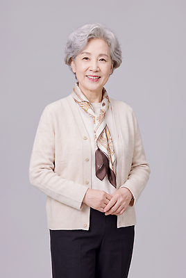 JPG 편집이미지 여자 패션 노년 포즈 미소 스카프 카디건 의료성형뷰티 스타일 편집실사 AI인물포토 AI콘텐츠 표정 사람 성인 목도리 외투 CG 파일형식 AI포토 잡화 상의 옷