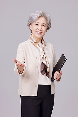 JPG 편집이미지 여자 노년 할머니 포즈 미소 웃음 손짓 스카프 카디건 문서 의료성형뷰티 편집실사 AI인물포토 AI콘텐츠 모션 표정 사람 성인 목도리 외투 CG 파일형식 AI포토 잡화 상의 옷