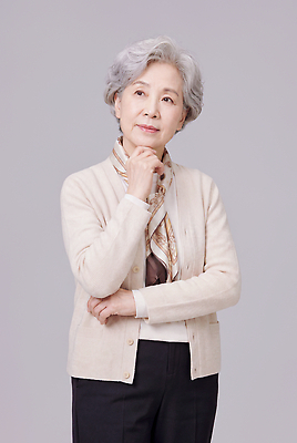 JPG 편집이미지 노년 할머니 생각 사람 스카프 분위기 카디건 단정 의료성형뷰티 편집실사 AI인물포토 AI콘텐츠 여자 컨셉 성인 목도리 외투 CG 파일형식 AI포토 잡화 상의 옷