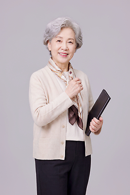 JPG 편집이미지 노년 할머니 웃음 스카프 카디건 문서 의료성형뷰티 편집실사 AI인물포토 AI콘텐츠 여자 표정 성인 목도리 외투 CG 파일형식 AI포토 잡화 상의 사람 옷