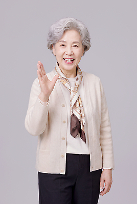 JPG 편집이미지 여자 노년 미소 웃음 스카프 인사 카디건 의료성형뷰티 스타일 편집실사 AI인물포토 AI콘텐츠 표정 사람 성인 목도리 외투 예절 CG 파일형식 AI포토 잡화 상의 옷