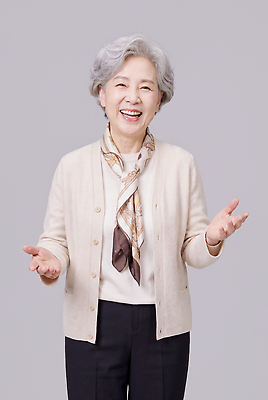 JPG 편집이미지 여자 노년 행복 실내 표정 웃음 사람 손짓 스카프 카디건 소통 의료성형뷰티 편집실사 AI인물포토 AI콘텐츠 감정 컨셉 모션 성인 내부 목도리 외투 CG 파일형식 AI포토 잡화 상의 옷