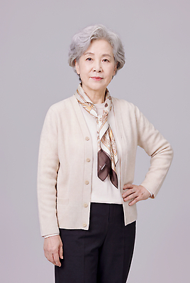 JPG 편집이미지 옷 패션 노년 할머니 포즈 미소 사람 스카프 카디건 단정 의료성형뷰티 스타일 편집실사 AI인물포토 AI콘텐츠 여자 컨셉 표정 성인 목도리 외투 CG 파일형식 AI포토 잡화 상의