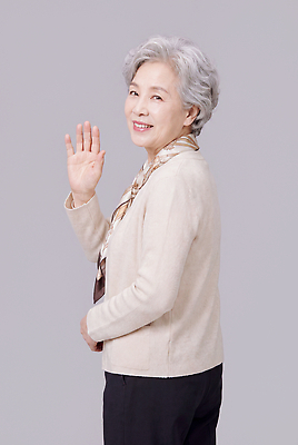 JPG 편집이미지 여자 노년 포즈 실내 표정 미소 사람 스카프 인사 카디건 의료성형뷰티 편집실사 AI인물포토 AI콘텐츠 성인 내부 목도리 외투 예절 CG 파일형식 AI포토 잡화 상의 옷