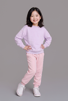 JPG 편집이미지 어린이 포즈 운동화 스튜디오 실내 미소 웃음 소녀 운동복 편안함 파스텔톤 의료성형뷰티 편집실사 AI인물포토 AI콘텐츠 옷 여자 컬러 신발 표정 사람 내부 감각 CG 파스텔 파일형식 AI포토 학용품 문구용품 오브젝트