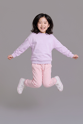 JPG 편집이미지 행복 어린이 운동화 스튜디오 실내 웃음 소녀 운동복 운동 점프 자유 즐거움 파스텔톤 의료성형뷰티 편집실사 AI인물포토 AI콘텐츠 옷 여자 감정 컬러 신발 컨셉 모션 표정 건강 사람 내부 CG 파스텔 파일형식 AI포토 학용품 문구용품 오브젝트