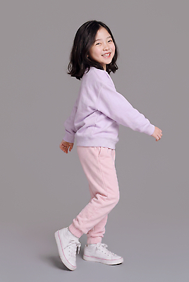 JPG 편집이미지 패션 어린이 운동화 신발 바지 스튜디오 웃음 소녀 운동복 걷기 즐거움 파스텔톤 의료성형뷰티 편집실사 AI인물포토 AI콘텐츠 옷 여자 감정 컬러 모션 하의 표정 사람 CG 파스텔 파일형식 AI포토 학용품 문구용품 오브젝트