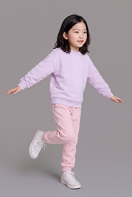 JPG 편집이미지 패션 어린이 운동화 바지 스튜디오 실내 웃음 소녀 운동복 걷기 편안함 파스텔톤 의료성형뷰티 편집실사 AI인물포토 AI콘텐츠 옷 여자 컬러 신발 모션 하의 표정 사람 내부 감각 CG 파스텔 파일형식 AI포토 학용품 문구용품 오브젝트