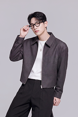JPG 모델 편집이미지 패션 남자 포즈 바지 실내 성인 재킷 모던 의료성형뷰티 스타일 편집실사 AI인물포토 AI콘텐츠 하의 사람 내부 외투 CG 파일형식 AI포토 옷 상의