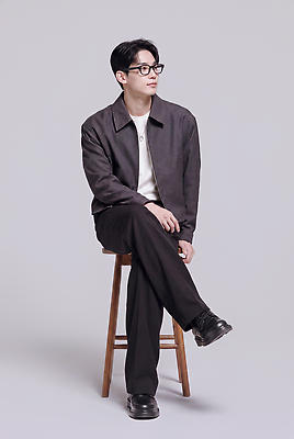 JPG 모델 편집이미지 패션 남자 안경 포즈 의자 바지 스튜디오 사람 성인 모던 의료성형뷰티 스타일 편집실사 AI인물포토 AI콘텐츠 잡화 가구 하의 CG 파일형식 AI포토 옷 생활용품 오브젝트