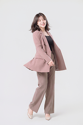 JPG 편집이미지 여자 패션 분홍색 포즈 스튜디오 웃음 정장 재킷 비즈니스우먼 정장바지 의료성형뷰티 스타일 편집실사 AI인물포토 AI콘텐츠 옷 컬러 비즈니스 바지 표정 사람 외투 직장인 CG 파일형식 AI포토 직업 상의 하의