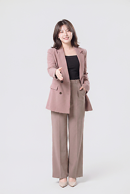 JPG 편집이미지 여자 분홍색 포즈 사람 정장 재킷 비즈니스우먼 단정 정장바지 의료성형뷰티 편집실사 AI인물포토 AI콘텐츠 옷 컬러 컨셉 비즈니스 바지 외투 직장인 CG 파일형식 AI포토 직업 상의 하의