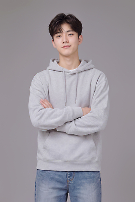 JPG 모델 편집이미지 패션 남자 포즈 사람 일상 회색 청바지 후드티셔츠 의료성형뷰티 편집실사 AI인물포토 AI콘텐츠 컬러 티셔츠 바지 라이프 CG 파일형식 AI포토 셔츠 하의 생활 옷 상의