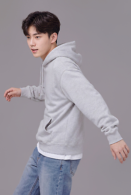JPG 모델 편집이미지 패션 남자 포즈 스튜디오 일상 캐주얼 운동복 회색 청바지 후드티셔츠 의료성형뷰티 스타일 편집실사 AI인물포토 AI콘텐츠 옷 컬러 티셔츠 바지 사람 라이프 CG 파일형식 AI포토 셔츠 하의 생활 상의