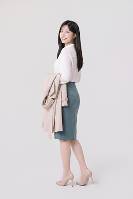 JPG 편집이미지 여자 패션 서기 미소 정장 일상 치마 재킷 비즈니스우먼 모던 블라우스 의료성형뷰티 스타일 편집실사 AI인물포토 AI콘텐츠 옷 상의 비즈니스 모션 하의 표정 사람 라이프 외투 직장인 CG 파일형식 AI포토 직업 생활