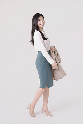 JPG 편집이미지 여자 패션 셔츠 미소 정장 일상 치마 외투 비즈니스우먼 모던 의료성형뷰티 스타일 편집실사 AI인물포토 AI콘텐츠 옷 상의 비즈니스 하의 표정 사람 라이프 직장인 CG 파일형식 AI포토 직업 생활