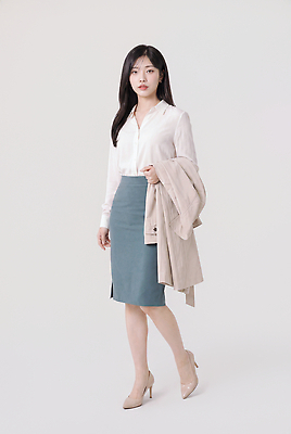 JPG 편집이미지 여자 패션 정장 일상 치마 걷기 재킷 비즈니스우먼 모던 블라우스 의료성형뷰티 스타일 편집실사 AI인물포토 AI콘텐츠 옷 상의 비즈니스 모션 하의 사람 라이프 외투 직장인 CG 파일형식 AI포토 직업 생활