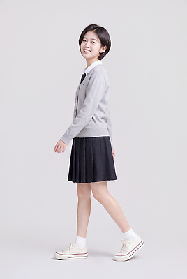 JPG 편집이미지 학생 교복 청소년 스튜디오 짧은머리 미소 치마 걷기 회색 카디건 의료성형뷰티 편집실사 AI인물포토 AI콘텐츠 헤어스타일 옷 컬러 모션 하의 표정 사람 외투 CG 파일형식 AI포토 상의