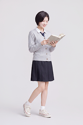 JPG 편집이미지 학생 여학생 교복 청소년 스튜디오 미소 책 학습 치마 독서 회색 읽기 카디건 의료성형뷰티 편집실사 AI인물포토 AI콘텐츠 옷 여자 교육 컬러 모션 하의 표정 사람 외투 CG 파일형식 AI포토 상의