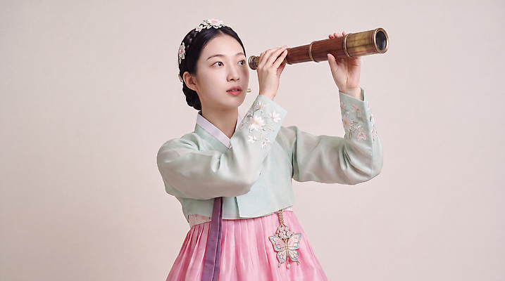 JPG 편집이미지 전통 응시 옷 여자 문화 한국 망원경 관찰 한복 의료성형뷰티 편집실사 AI인물포토 AI콘텐츠 한국전통 시선 아시아 모션 사람 전통의상 CG 파일형식 AI포토 나라