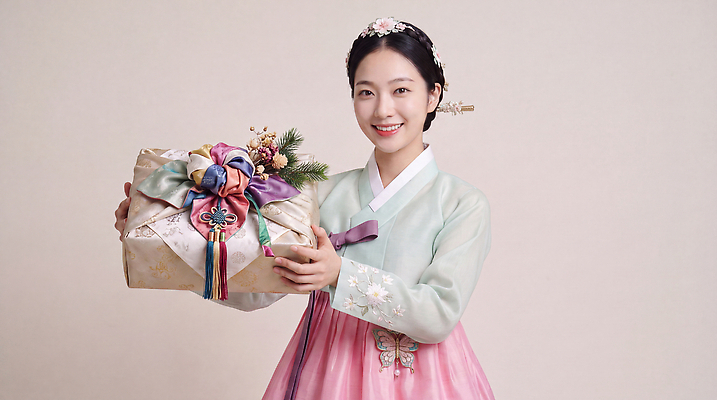 JPG 편집이미지 전통 옷 여자 기념일 문화 한국 표정 선물 미소 장식 사진촬영 한복 포장지 의료성형뷰티 편집실사 AI인물포토 AI콘텐츠 한국전통 아시아 포장 사람 이벤트 촬영 전통의상 CG 파일형식 AI포토 나라