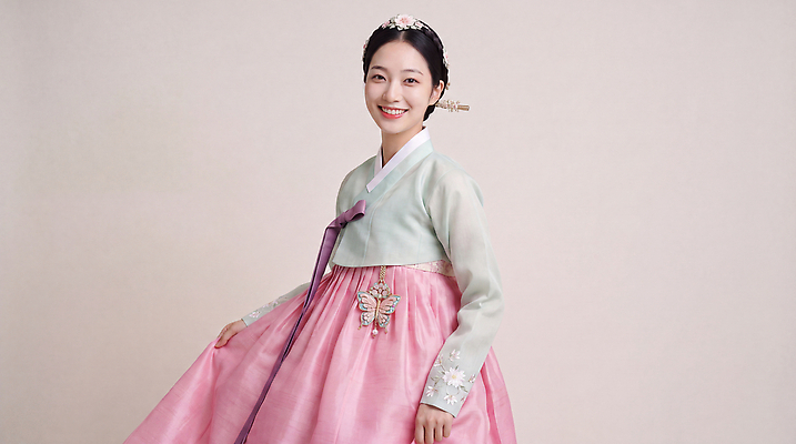 JPG 편집이미지 전통 옷 여자 문화 포즈 한국 실내 미소 한복 의료성형뷰티 편집실사 AI인물포토 AI콘텐츠 한국전통 아시아 표정 사람 내부 전통의상 CG 파일형식 AI포토 나라