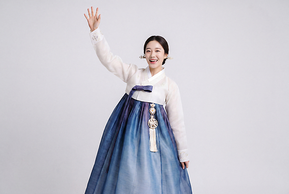 JPG 편집이미지 전통 손 옷 여자 문화 포즈 한국 사랑 미소 이벤트 축제 기쁨 의식 전통의상 한복 의료성형뷰티 편집실사 AI인물포토 AI콘텐츠 한국전통 감정 아시아 표정 사람 신체부위 CG 파일형식 AI포토 나라