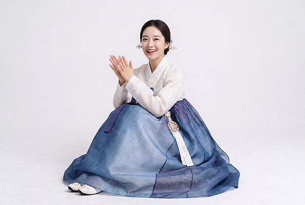 JPG 편집이미지 전통 옷 문화 한국 미소 사람 이벤트 흰색 한복 손모으기 의료성형뷰티 편집실사 AI인물포토 AI콘텐츠 한국전통 아시아 컬러 표정 손짓 전통의상 CG 파일형식 AI포토 나라 모션
