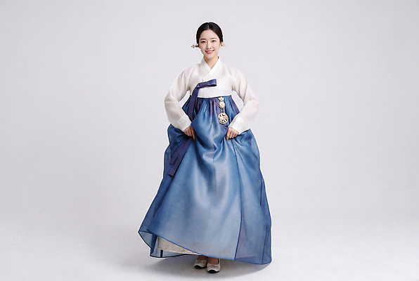 JPG 편집이미지 전통 옷 여자 기념일 문화 한국 표정 밝음 서기 이벤트 파란색 주머니 한복 복식 의료성형뷰티 편집실사 AI인물포토 AI콘텐츠 한국전통 아시아 컬러 모션 사람 전통의상 CG 파일형식 AI포토 나라