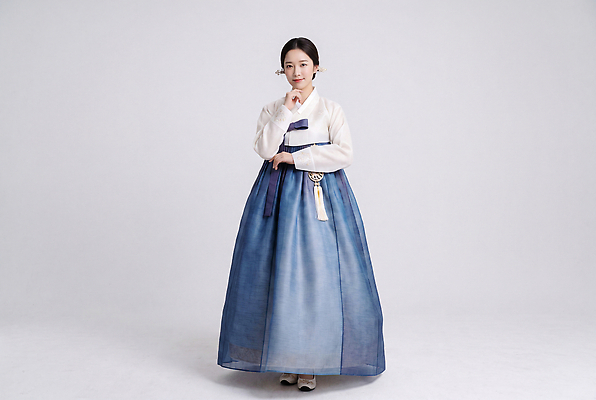 JPG 편집이미지 전통 옷 여자 문화 포즈 손가락 한국 실내 촬영 입 한복 복식 의료성형뷰티 편집실사 AI인물포토 AI콘텐츠 한국전통 손 아시아 사람 내부 신체부위 전통의상 CG 파일형식 AI포토 나라