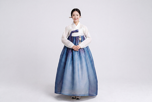 JPG 편집이미지 전통 옷 여자 문화 회색배경 스튜디오 한국 미소 사진촬영 전통의상 한복 의료성형뷰티 스타일 편집실사 AI인물포토 AI콘텐츠 한국전통 아시아 표정 사람 촬영 회색 CG 파일형식 AI포토 나라 컬러