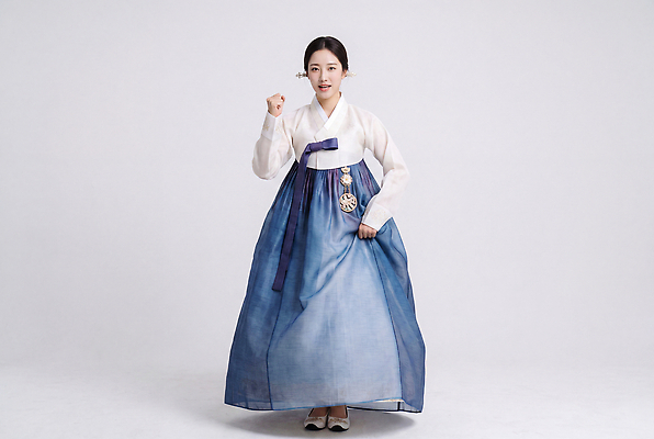 JPG 편집이미지 전통 손 옷 여자 기념일 문화 포즈 한국 파란색 축제 흰색 춤 한복 전통무용 의료성형뷰티 편집실사 AI인물포토 AI콘텐츠 한국전통 아시아 컬러 문화예술 사람 이벤트 신체부위 전통의상 CG 파일형식 AI포토 나라