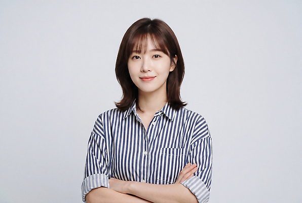 JPG 편집이미지 여자 셔츠 짧은머리 표정 서기 미소 사람 머리카락 팔짱 줄무늬 흰색 의료성형뷰티 스타일 편집실사 AI인물포토 AI콘텐츠 헤어스타일 컬러 상의 무늬 모션 머리 CG 파일형식 AI포토 옷 신체부위